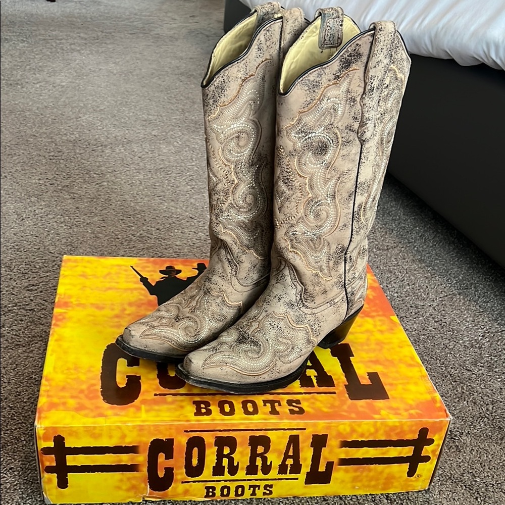 Woman’s Corral Boots Distressed Brown/ Chocolate Embroidery.